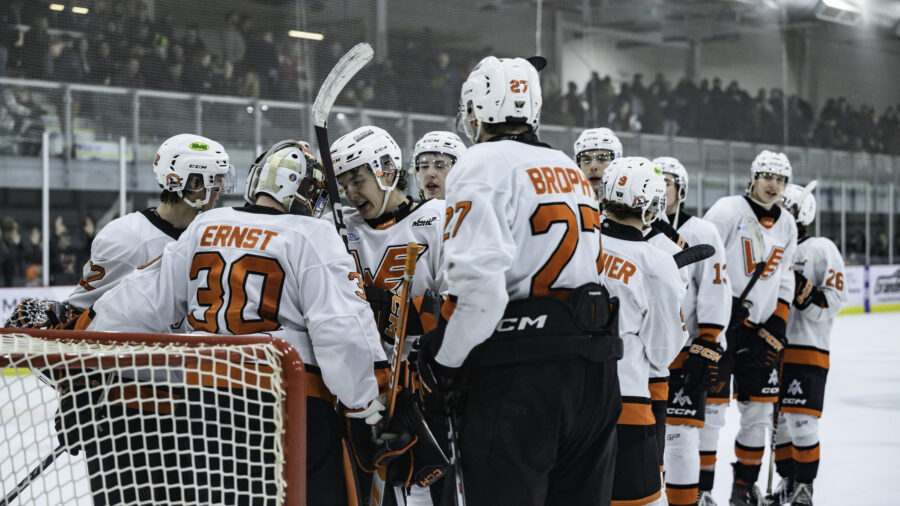 Flyers Close First Half with Big 5-2 Win Over Pistons